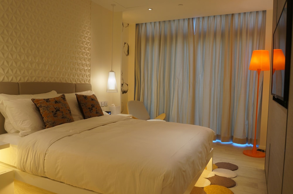 The Pier Hotel 8/69