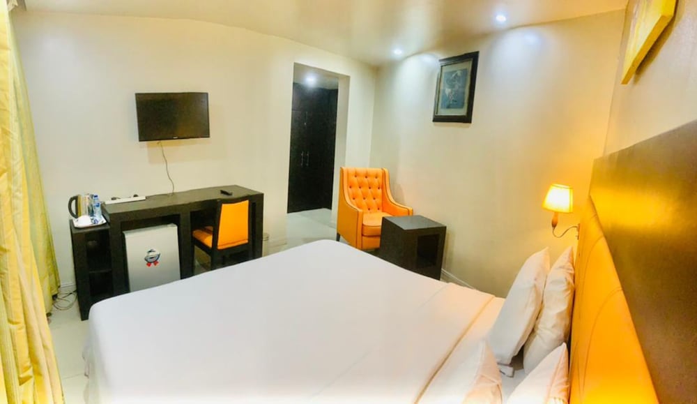 Oakspring Hotel &amp; Luxury Suites 24/50