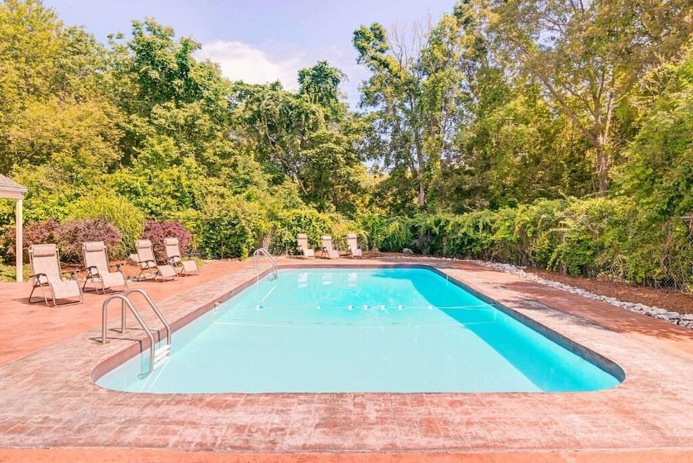Colonial Inn Seekonk 36/58