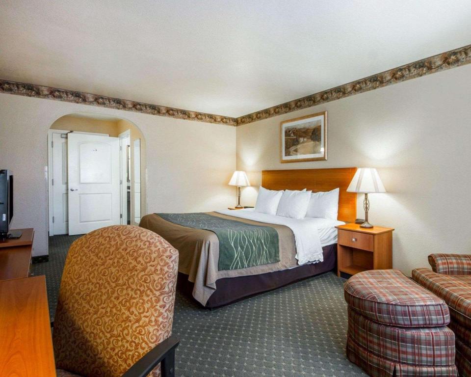 غرفة قياسية بسرير كينج، Comfort Inn & Suites Ukiah Mendocino County 2/3