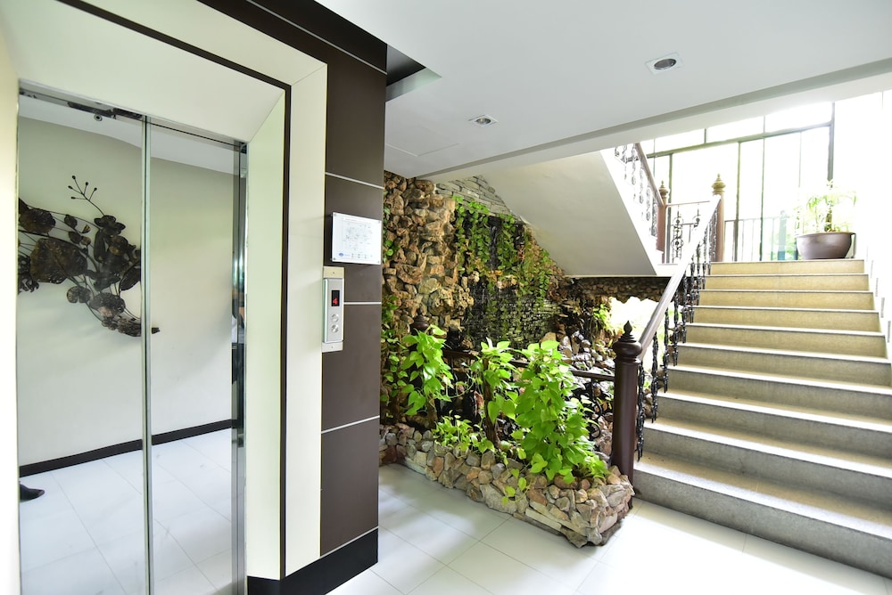 Wungnoy Hotel 8/66