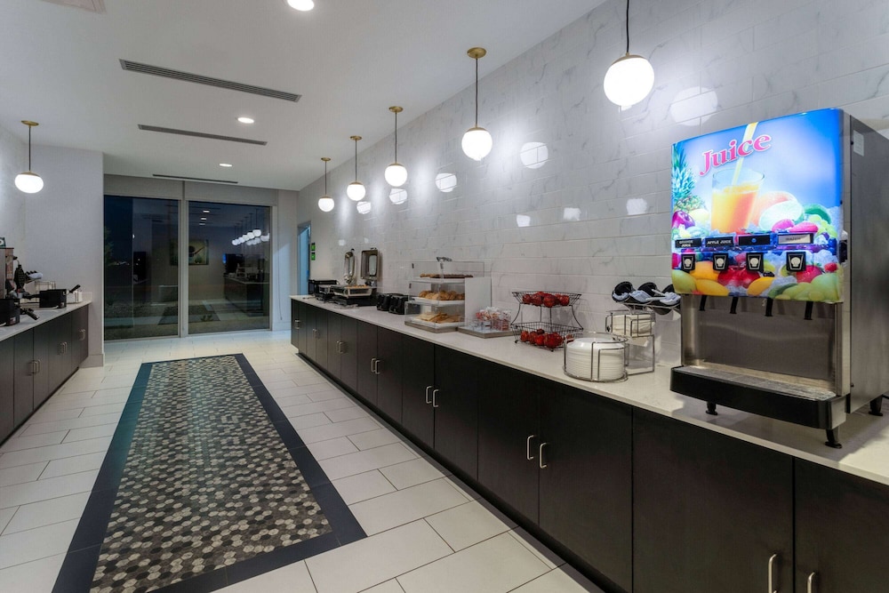 La Quinta Inn and Suites by Wyndham Maricopa Copper Sky 6/30