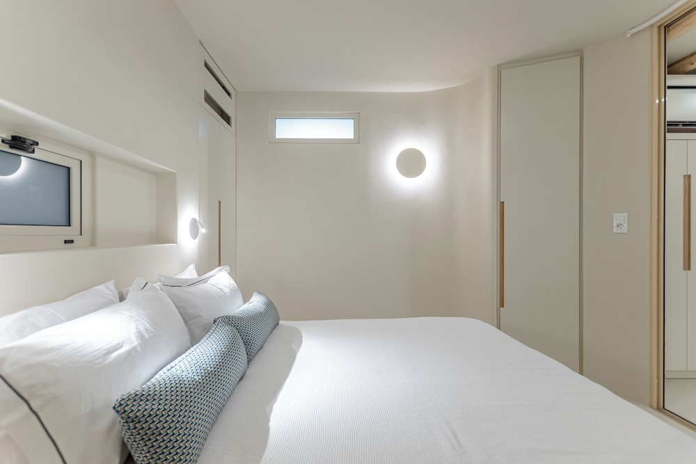 Semi Basement, Deluxe, Apartment, Double Bed