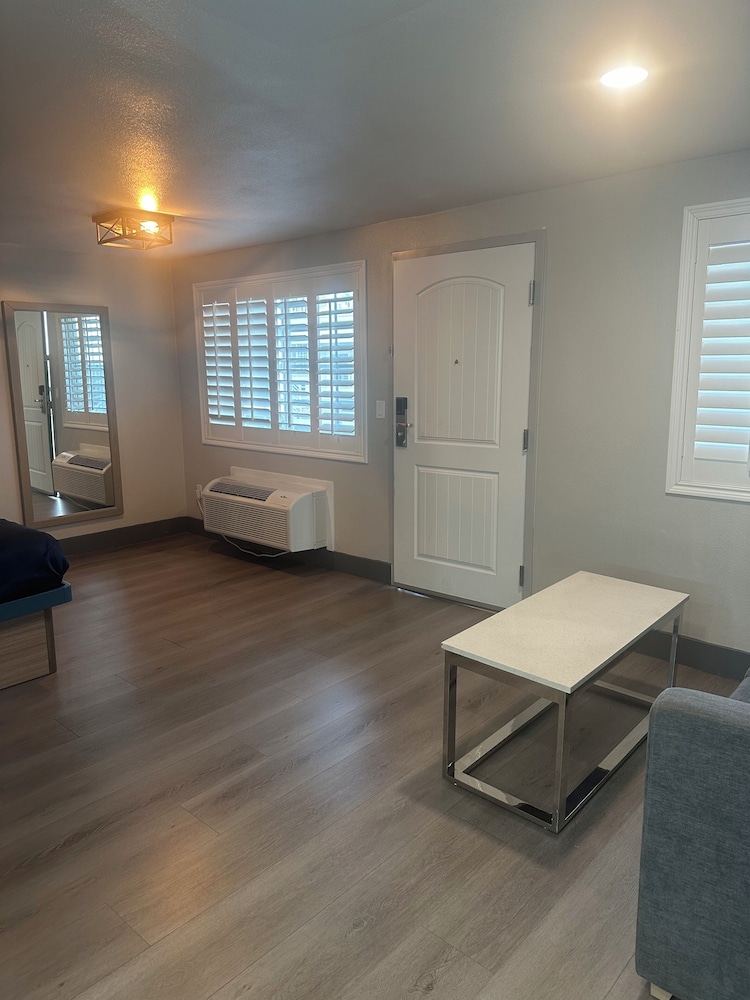 Super 8 by Wyndham Oceanside Downtown 26/50