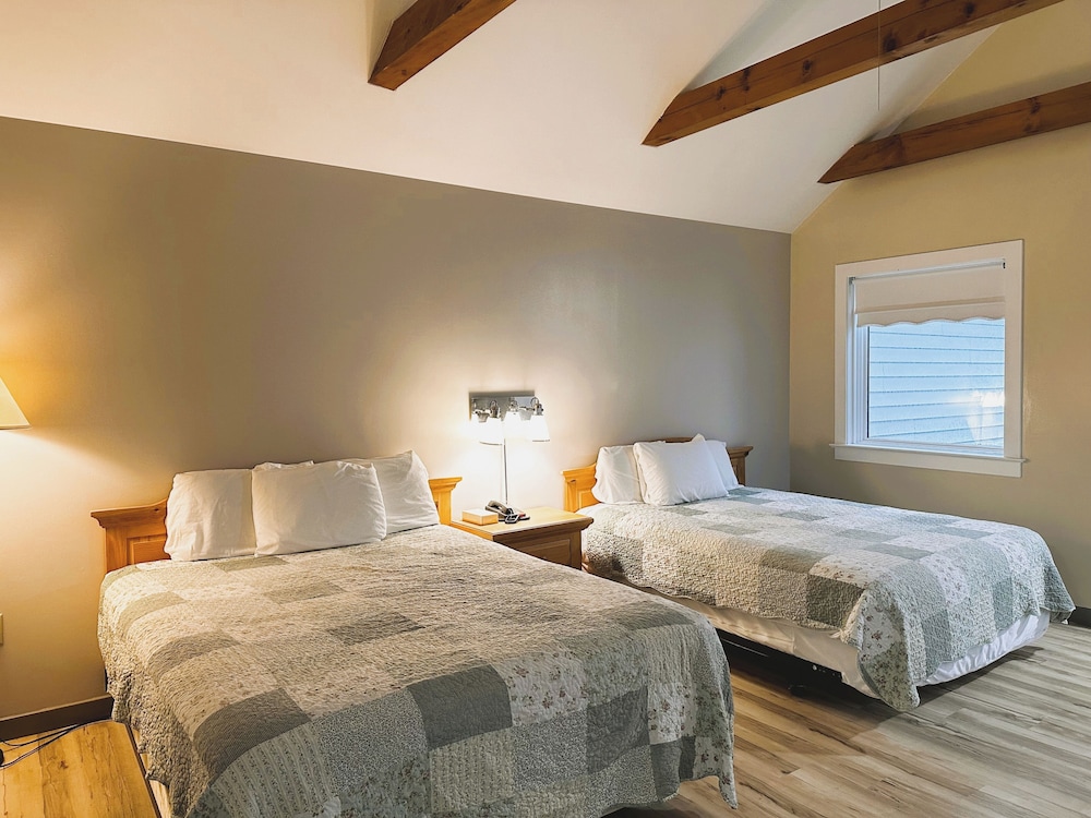 Spruce Lane Lodge & Cottages 8/35
