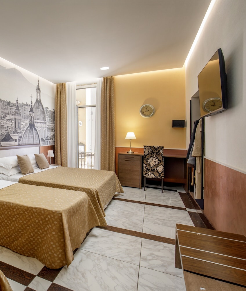 غرفة ثلاثية بسرير مزدوج وسرير فردي بشرفة، corso grand suite 3/8