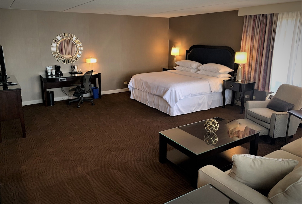 Room at Sheraton Lisle Naperville Hotel, LISLE - IL