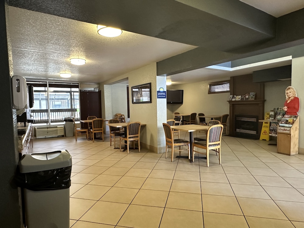 Days Inn & Suites By Wyndham Downtown Gatlinburg Parkway 43/68
