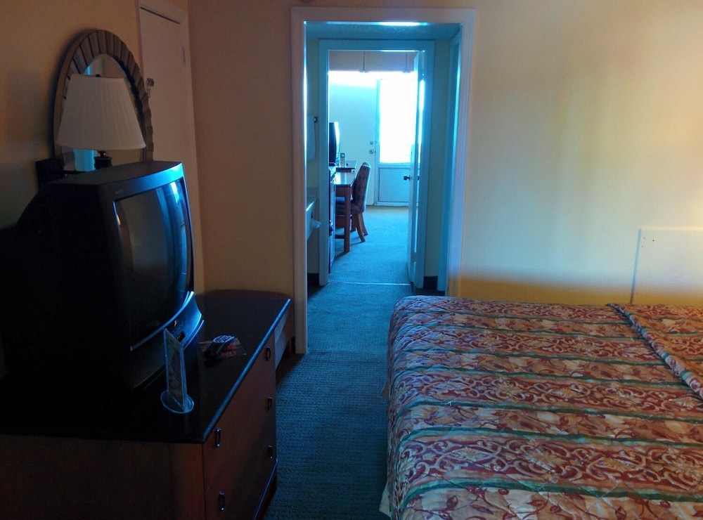 Days Inn by Wyndham Myrtle Beach-Beach Front 18/36