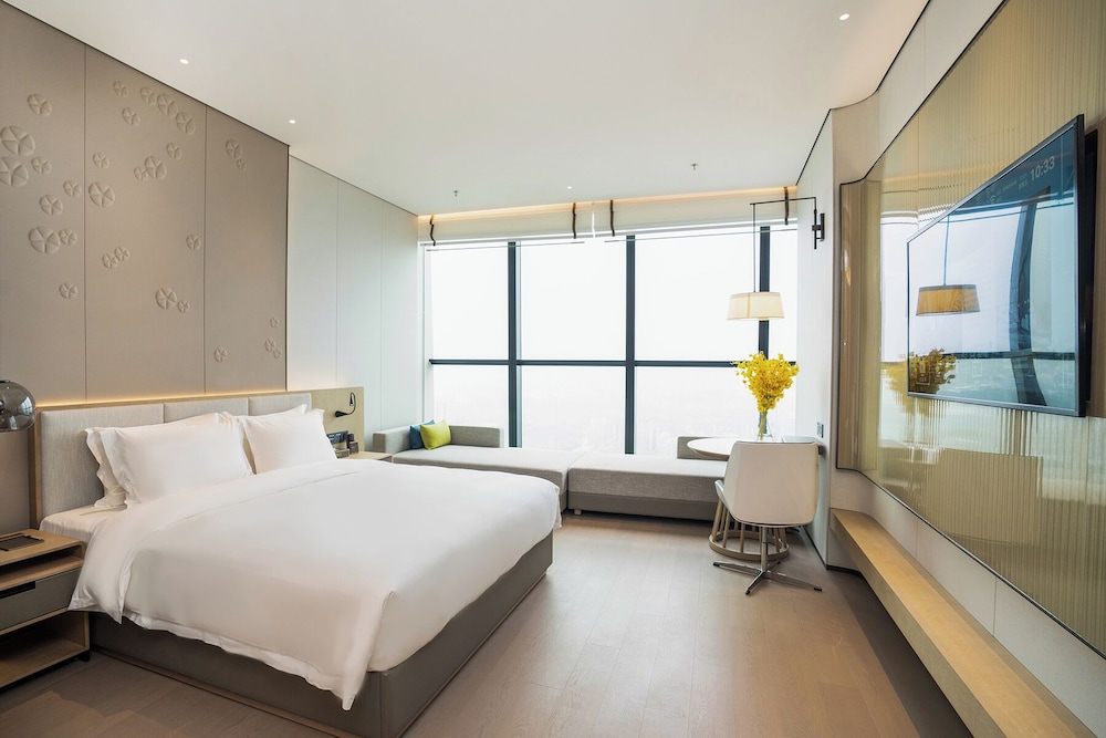 DELUXE, KING BED, LAKE VIEW