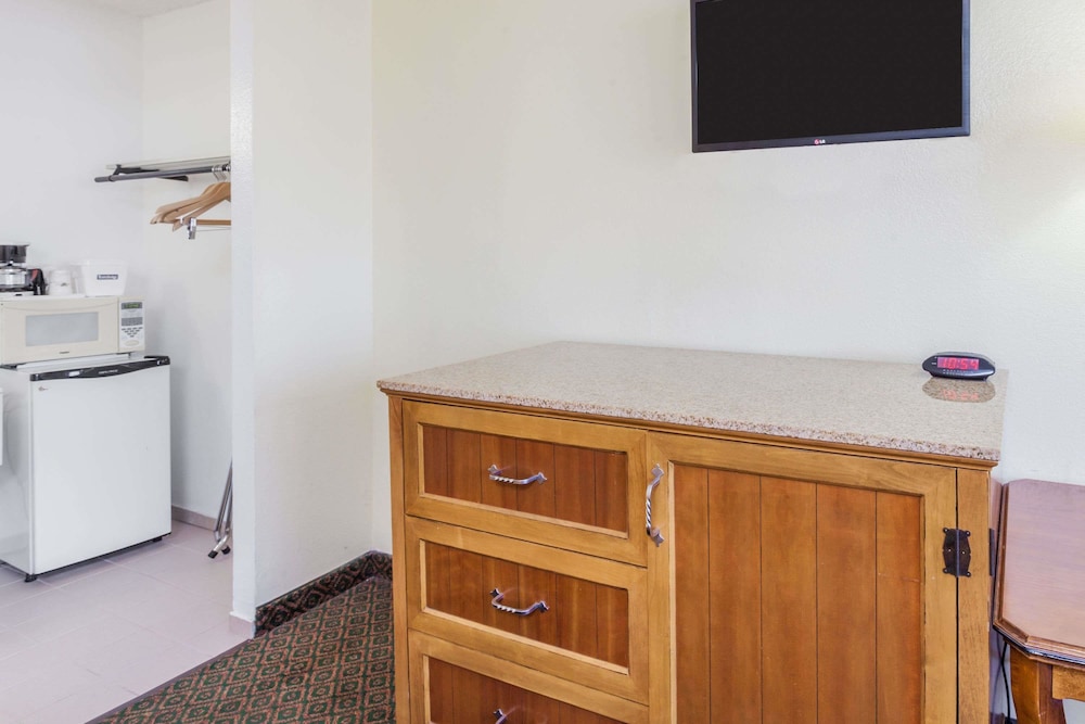 Travelodge by Wyndham Fullerton Near Anaheim 23/38