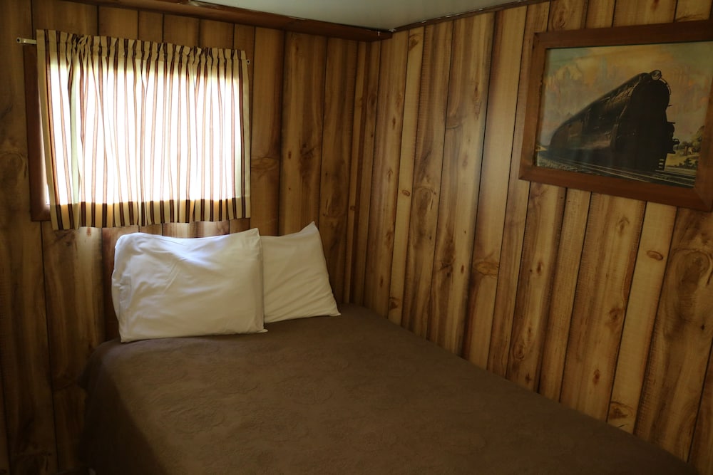 Red Caboose Motel 20/50