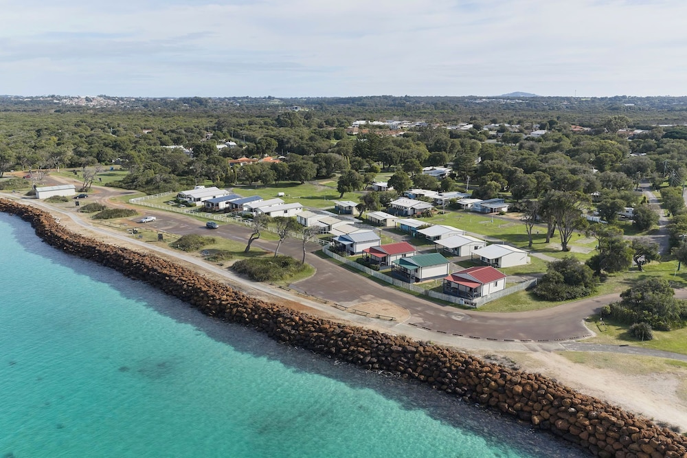 Acclaim Rose Gardens Beachside Holiday Park 46/50