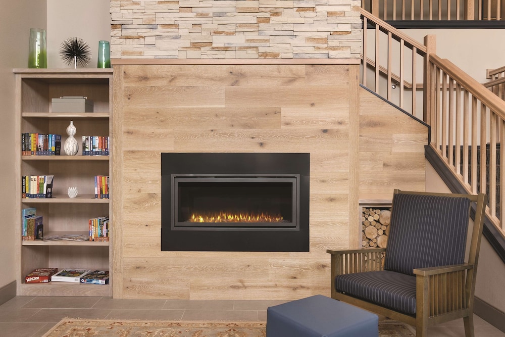 Country Inn & Suites by Radisson, Detroit Lakes 8/21