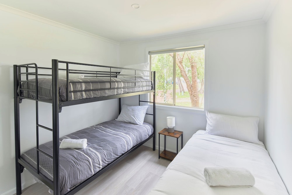 2 Bedrooms, Cabin, 1 Queen and 1 Single Bed, Bunk Bed