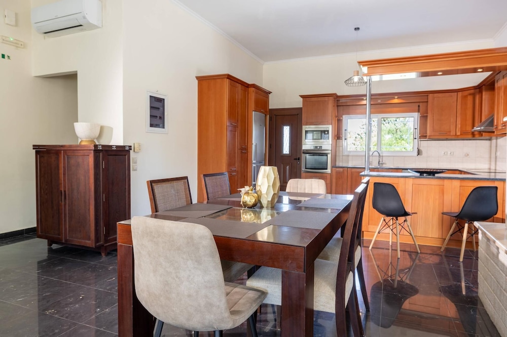 Leone Luxury Villas 50/50