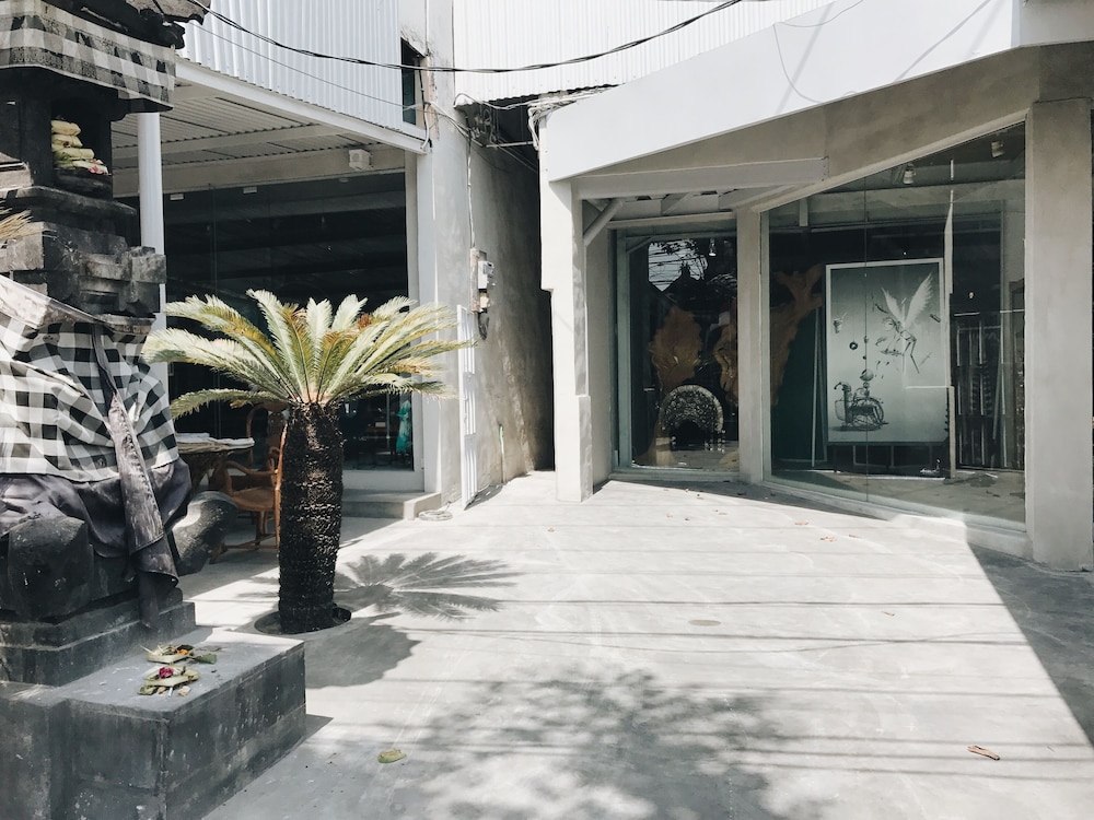 Lloyd's Inn Bali 5/64