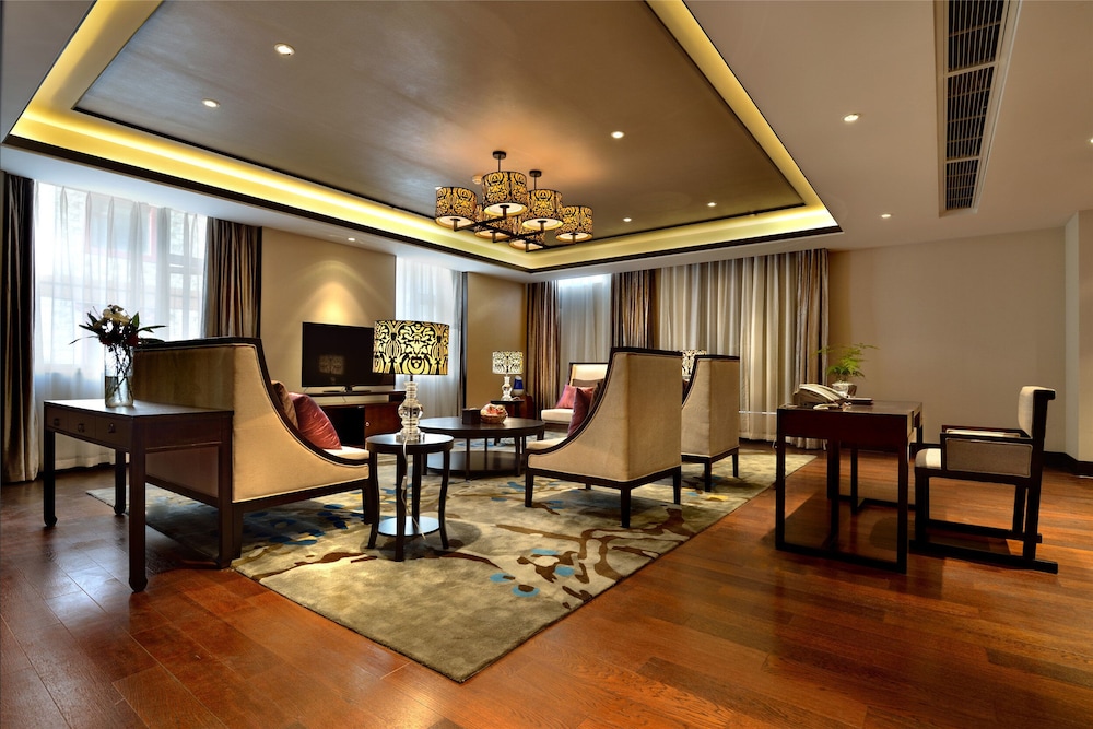 Crowne Plaza Yading 60/81
