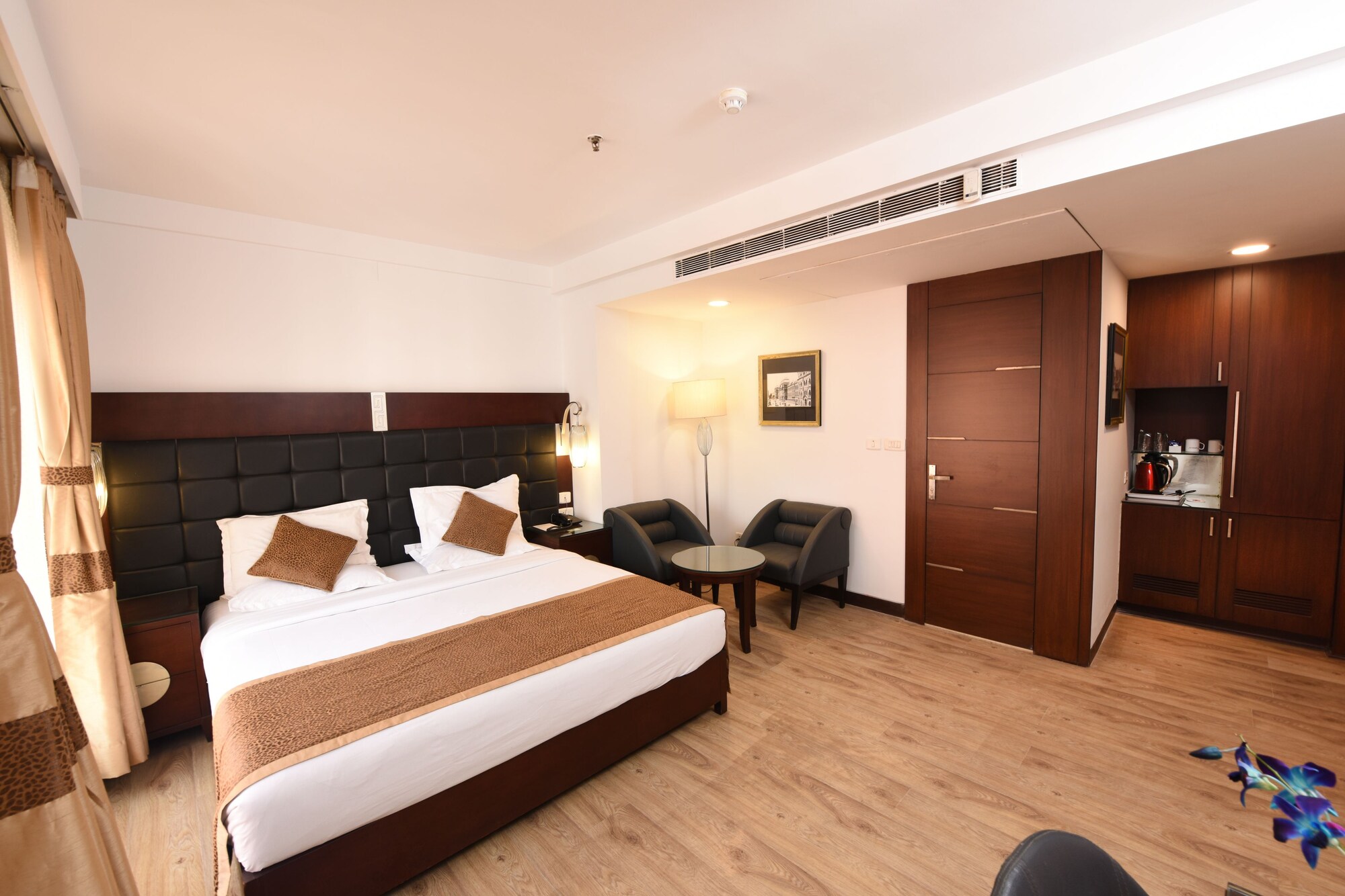 SUPERIOR, QUEEN BED, CITY VIEW