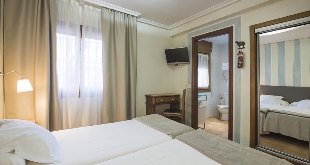EL HOSTAL PUERTA BISAGRA. 27/60