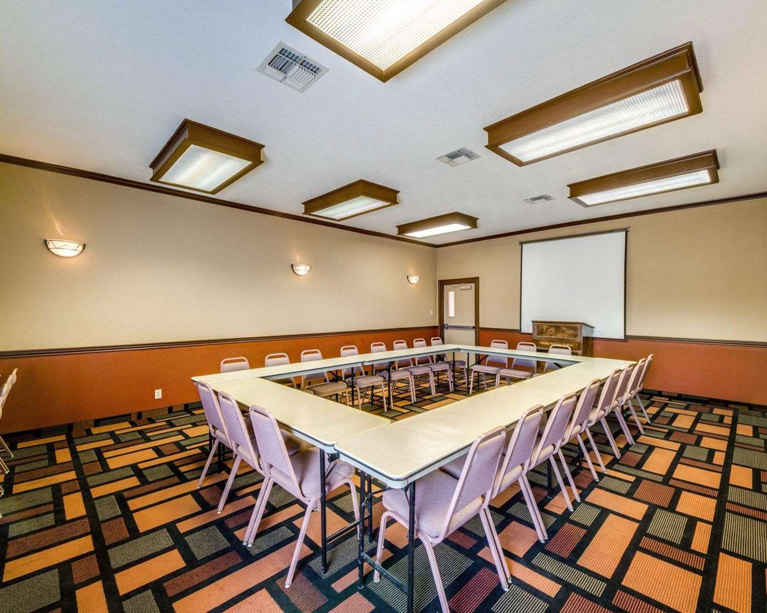 Econo Lodge Inn and Suites Eagle Pass, TX 28/37