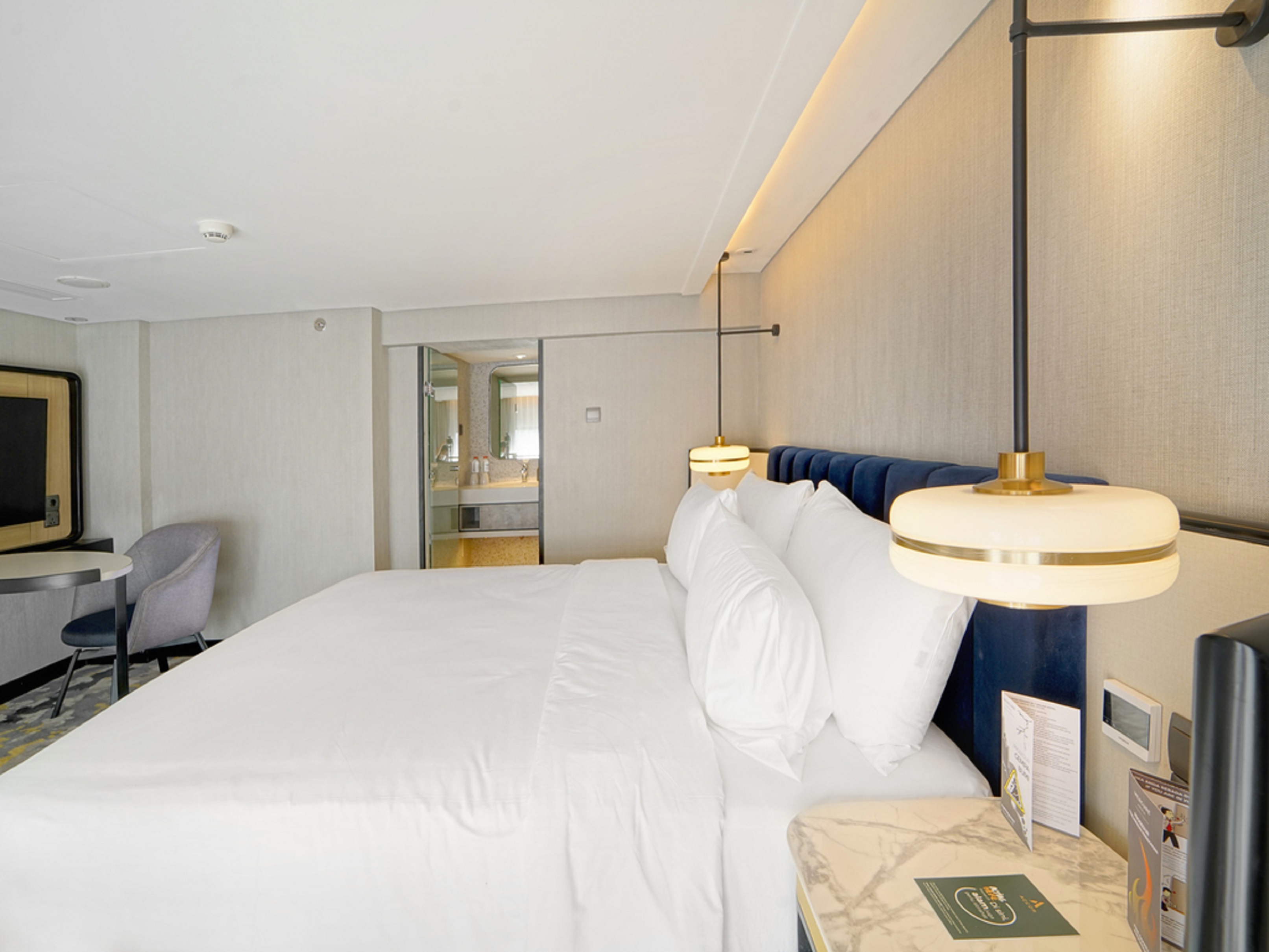 DUPLEX, EXECUTIVE, SUITE, QUEEN BED, DINING AREA, SOFA