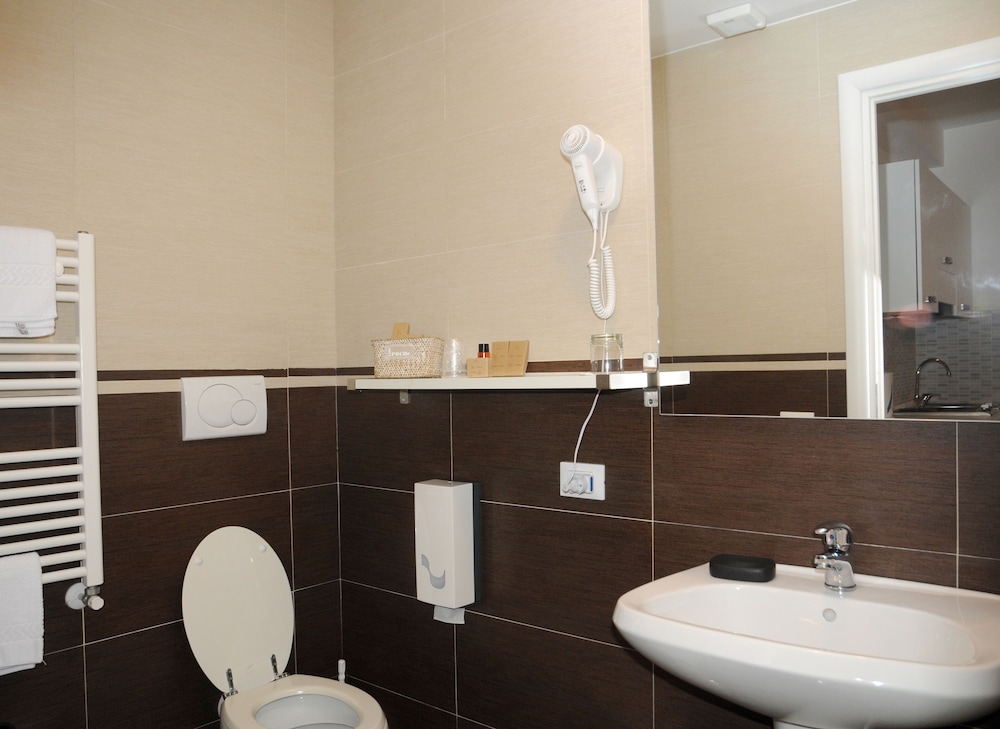 Isa Fiumicino Airport Residence 47/50