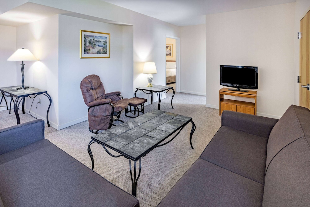 Microtel Inn & Suites by Wyndham Plattsburgh 20/41