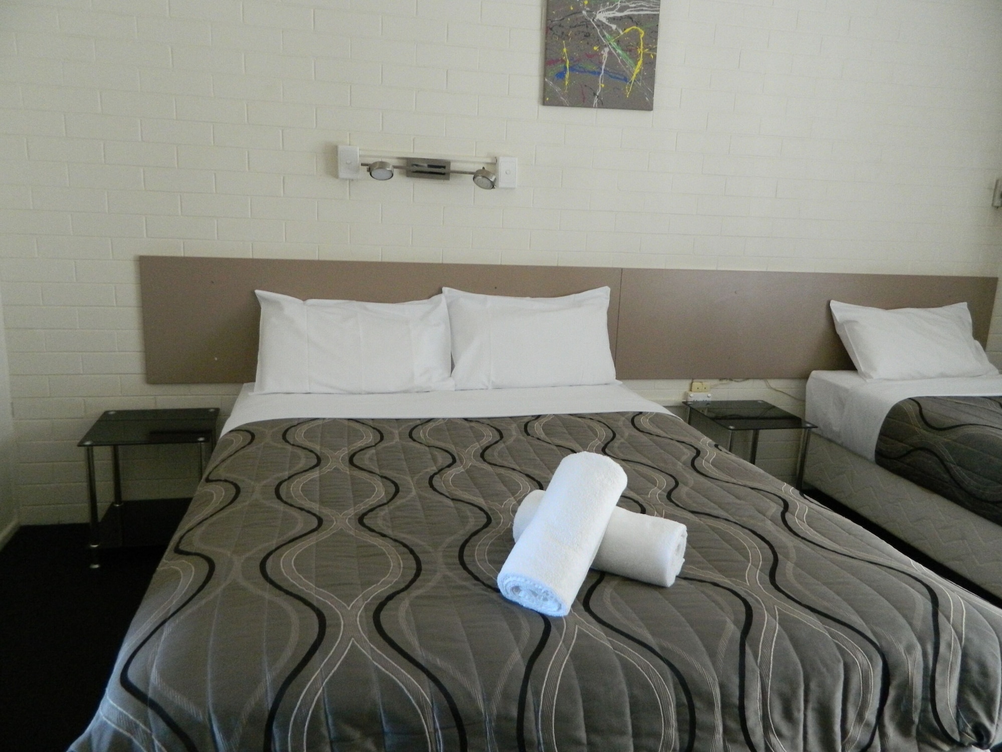 EXECUTIVE, TWIN BEDS