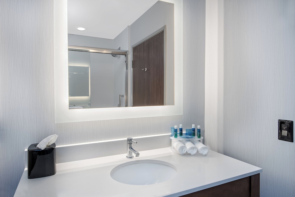 Suite, 2 Queen Beds 2/3