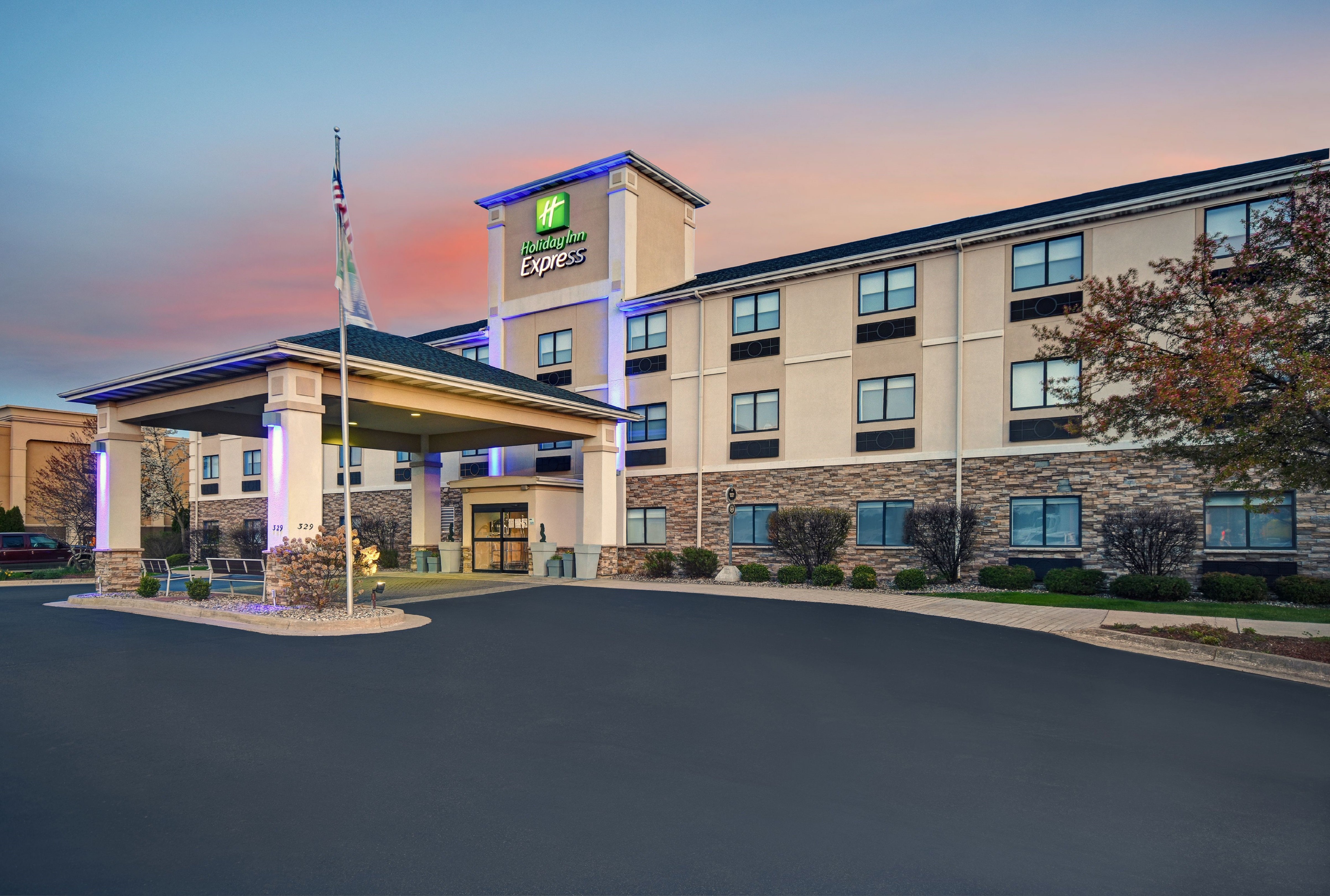 Holiday Inn Express Marshall 2/48