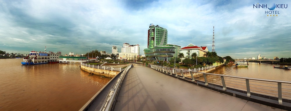 Ninh Kieu Riverside Hotel 67/70