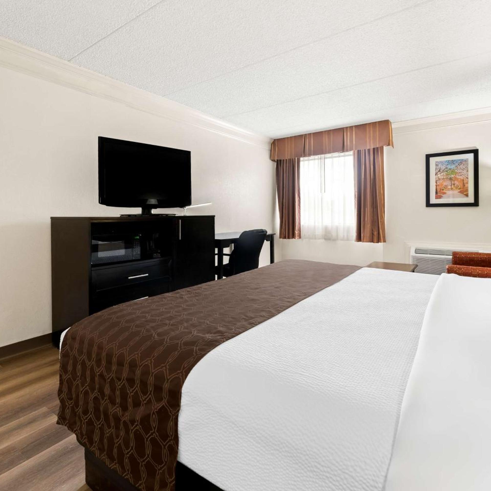 غرفة بسرير كينج مع أريكة، Best Western Riverside Inn 5/8