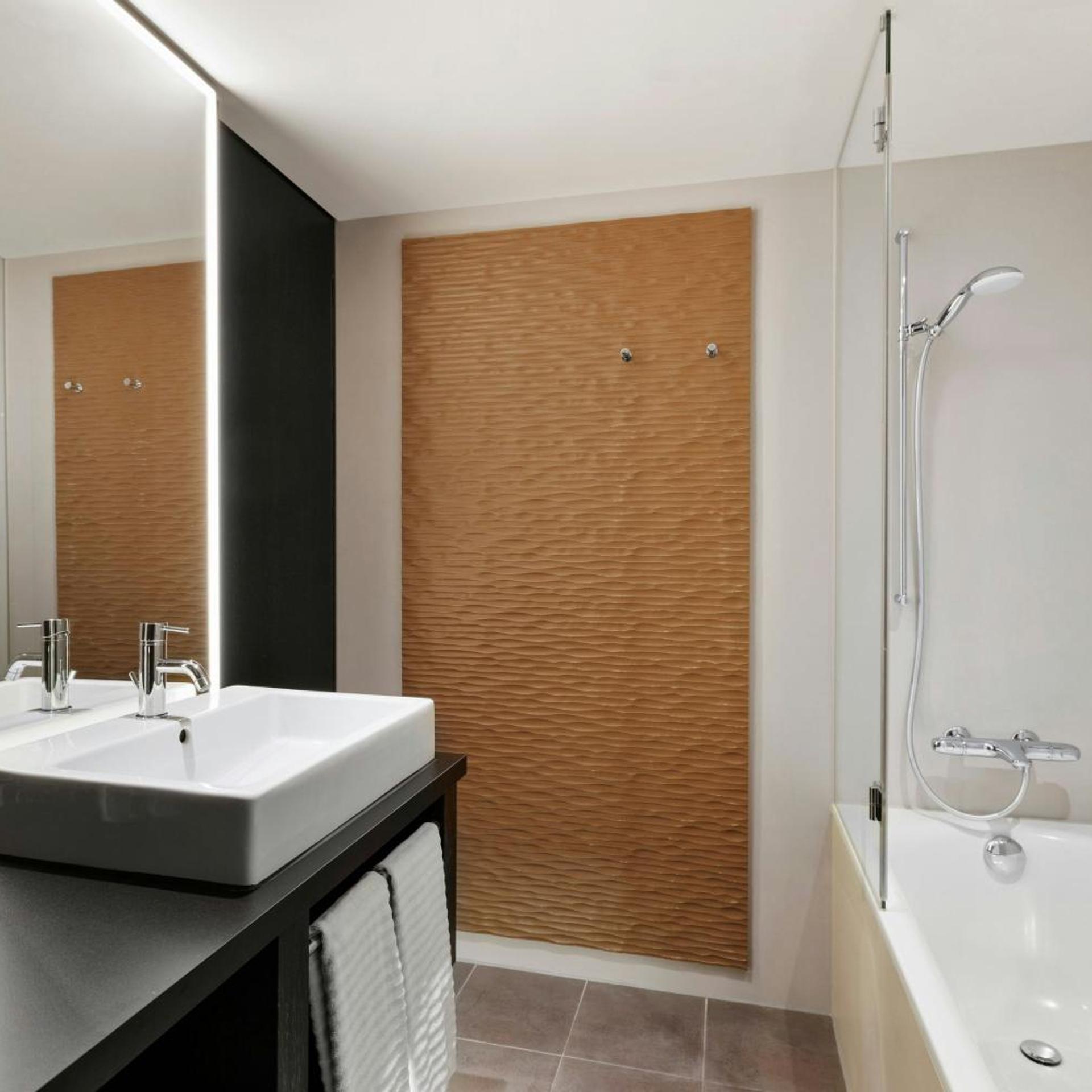 غرفة عائلية بسريرين مزدوجين بإطلالة على المدينة مع أريكة، RENAISSANCE ZURICH TOWER HOTEL 6/7