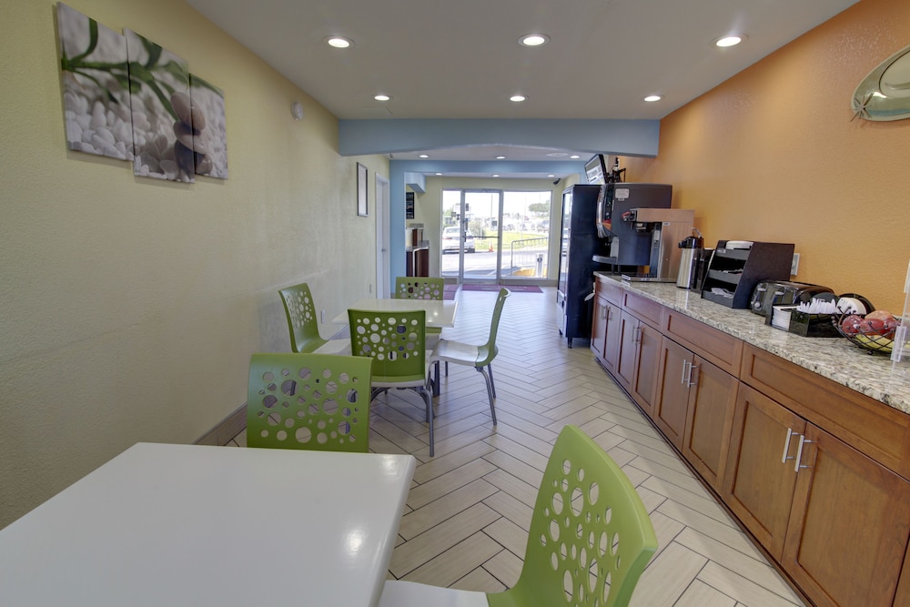 Econo Lodge at Military Circle 13/15