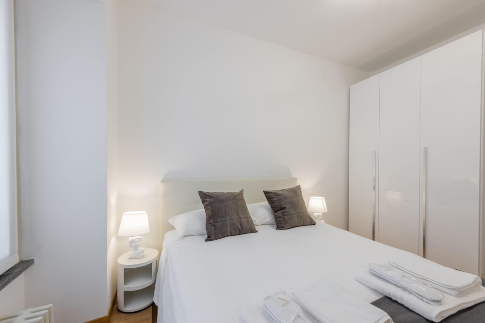 Suite, 2 Queen Beds, Sofa, Milan Royal Suites Magenta Luxury Apartments 4/10