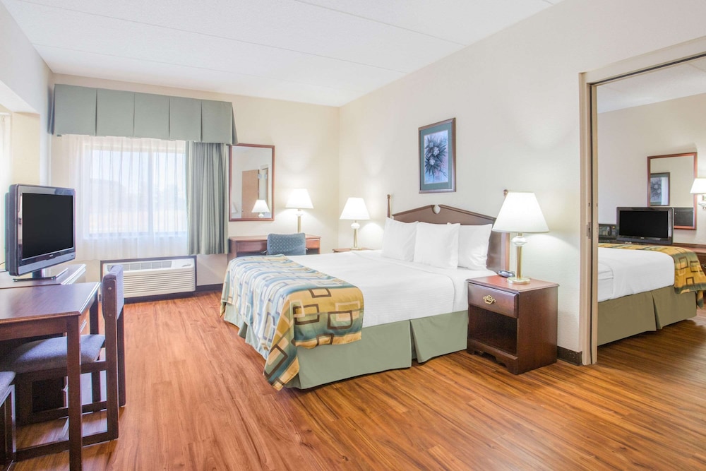 1 Bedroom, Suite, 1 King and 2 Queen Beds