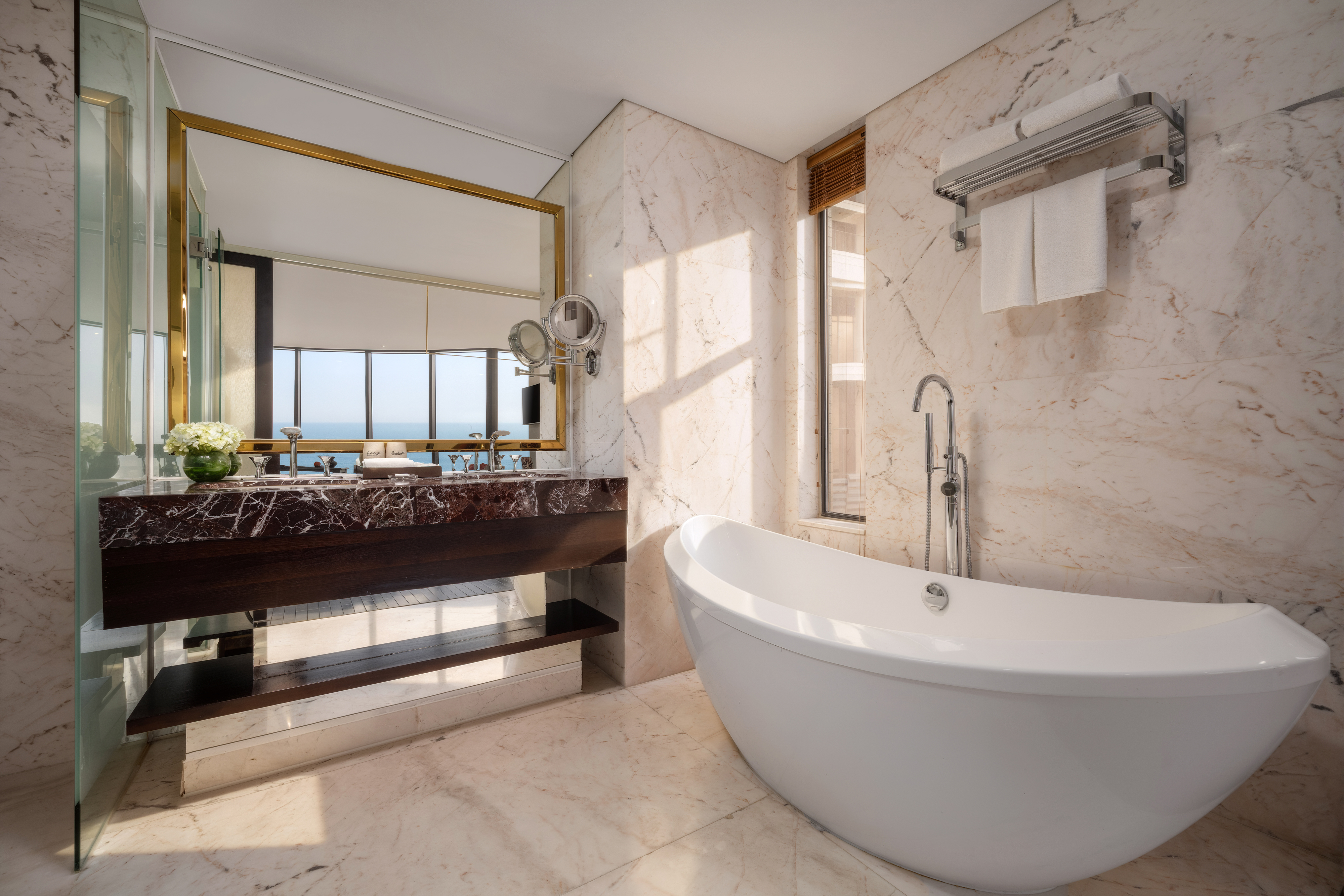 جناح بريميير، Holiday Beach Hotel Danang 4/5