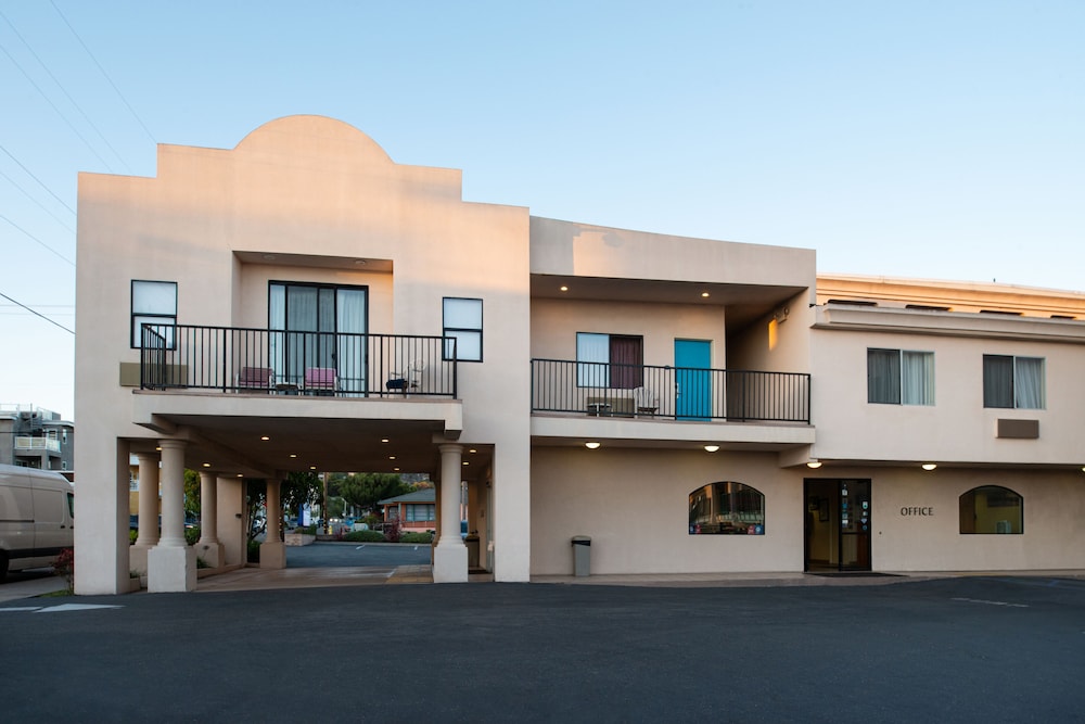 Edgewater Inn And Suites 5/76