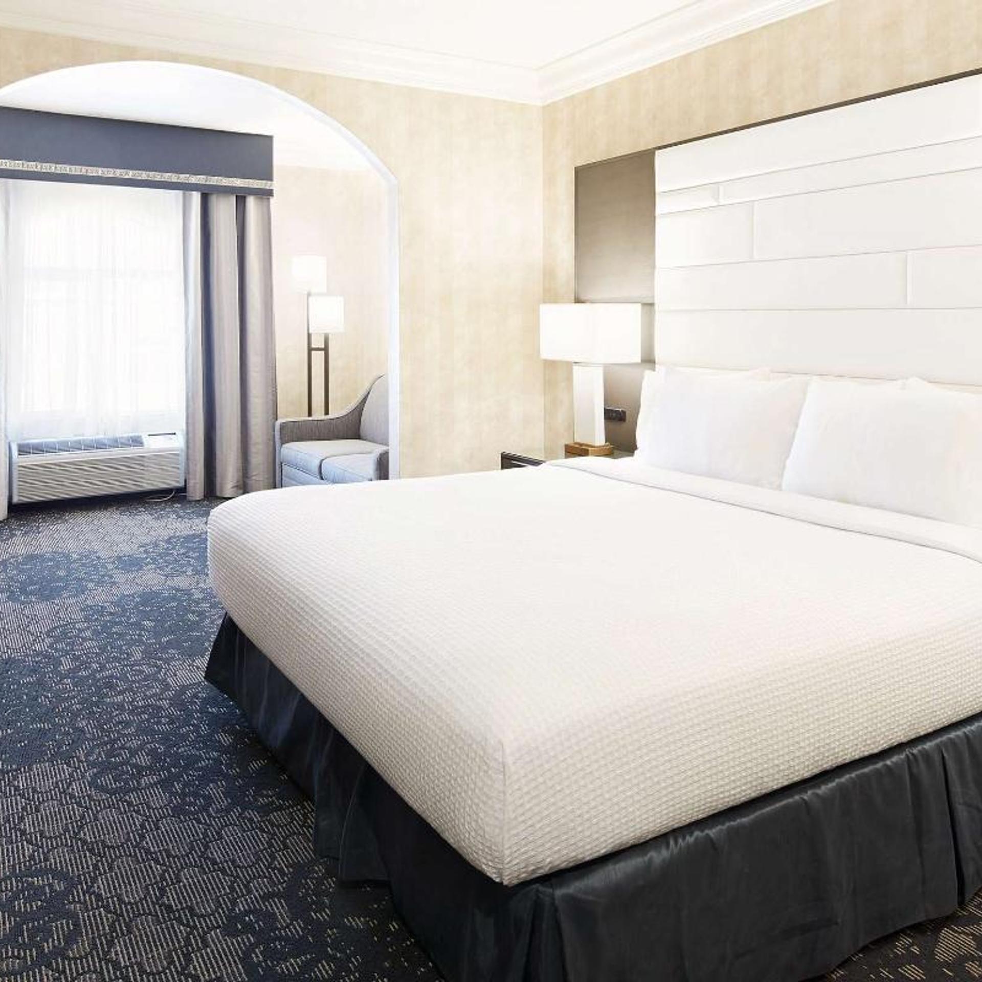 Suite, King Bed, Sofa, South Tower