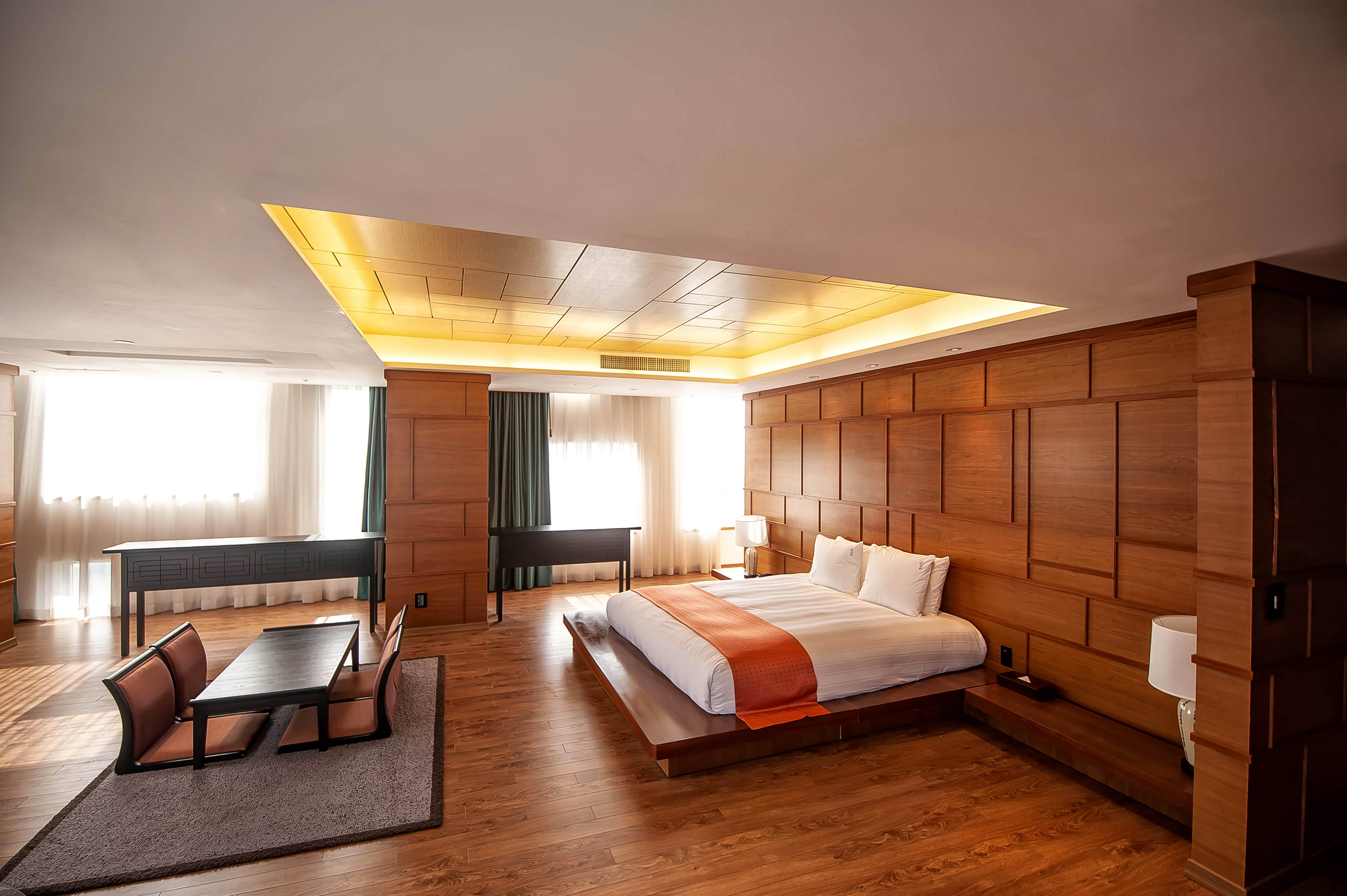 Theme, Suite, King Bed