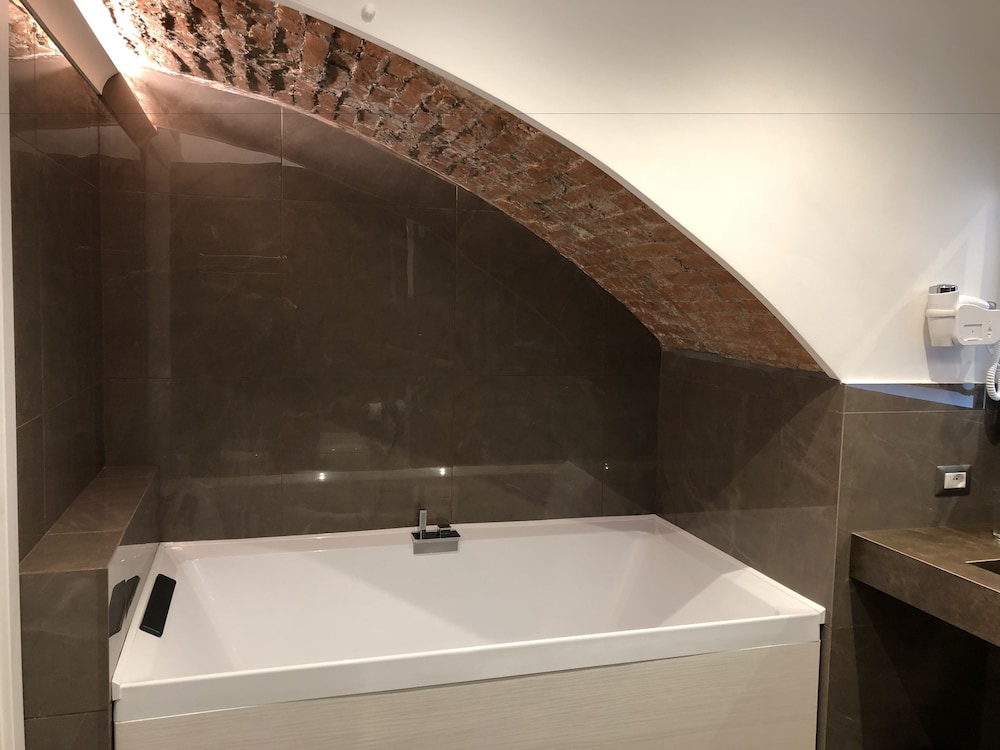 Caruso Place Boutique Wellness Suites 34/70