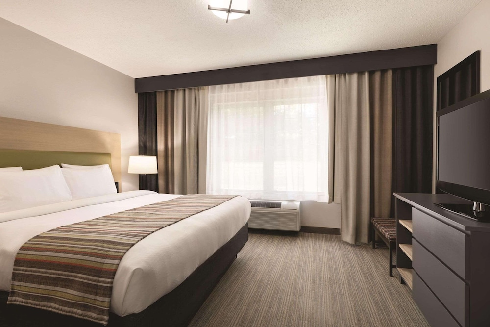 ROOM, QUEEN BED