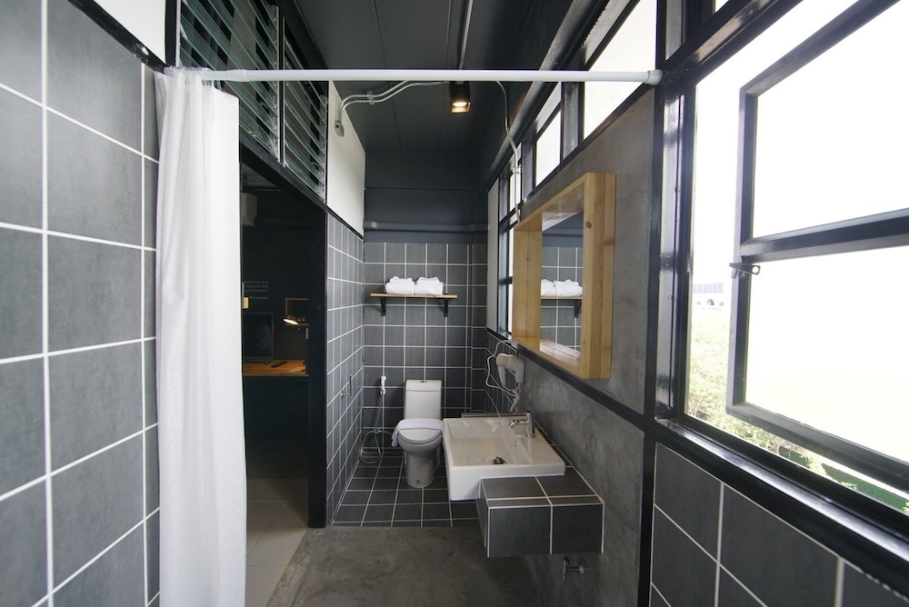 Blu Monkey Hub and Hotel Suratthani 48/50