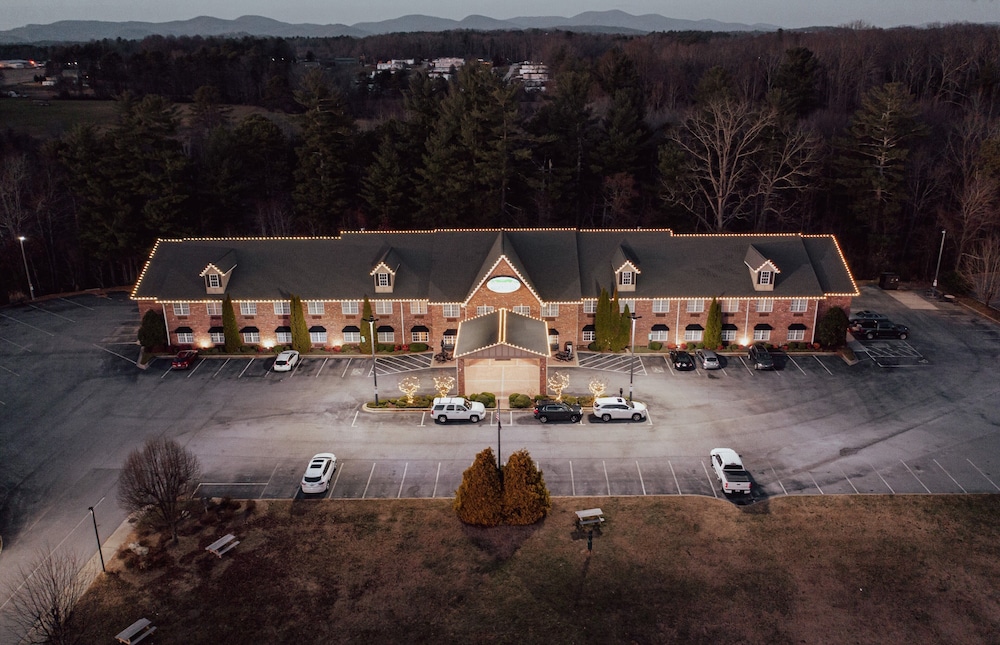 Mountain Inn & Suites Flat Rock 32/53