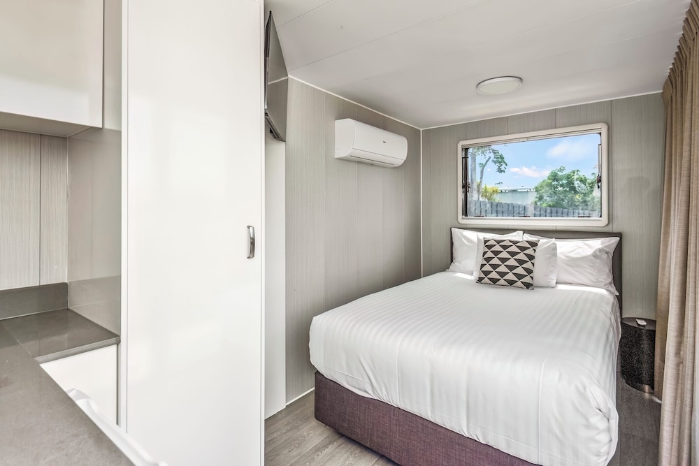 POD, DOUBLE BED