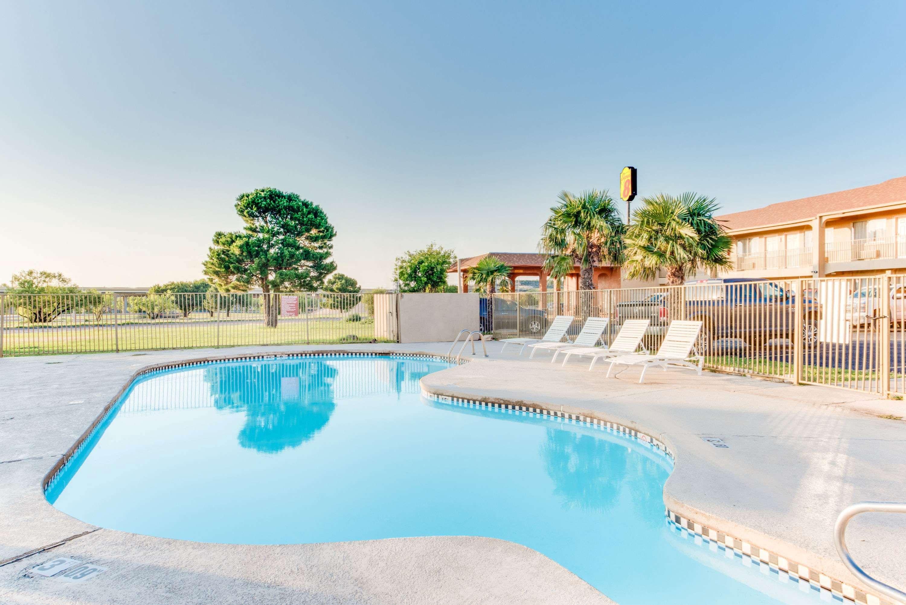 Super 8 By Wyndham Big Spring Tx Motel thumb 3