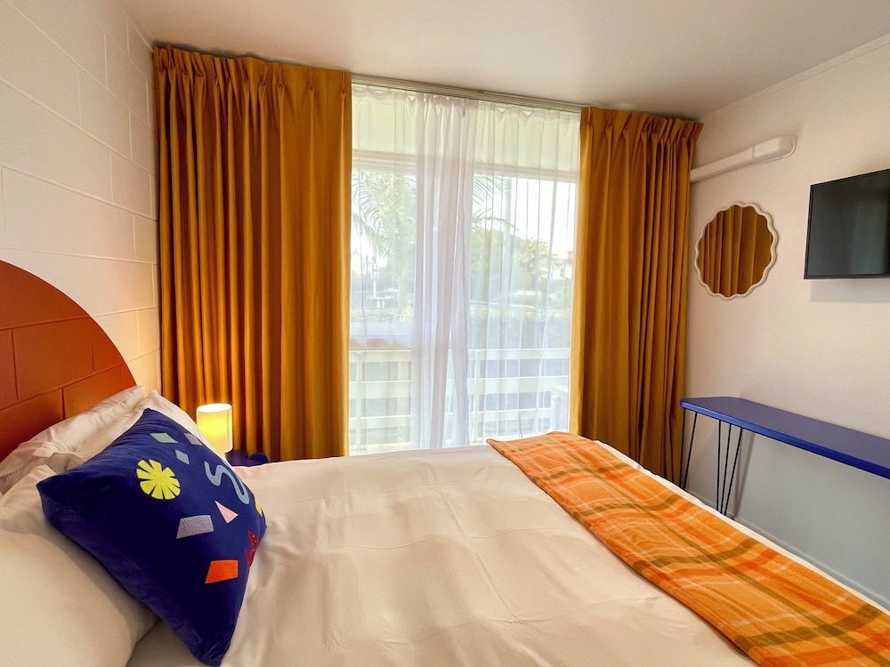 1 Bedroom, Superior, Suite, 1 Queen and 1 Single Bed, Sofa, Kitchen