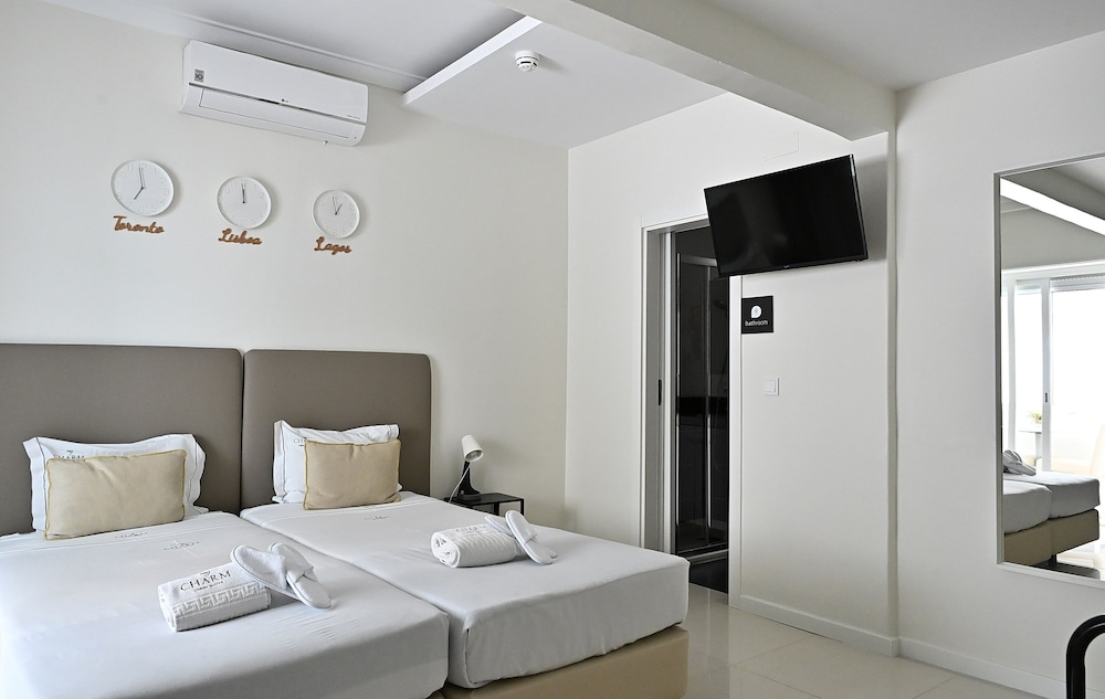 EXCLUSIVE, DOUBLE OR TWIN BED, KITCHENETTE