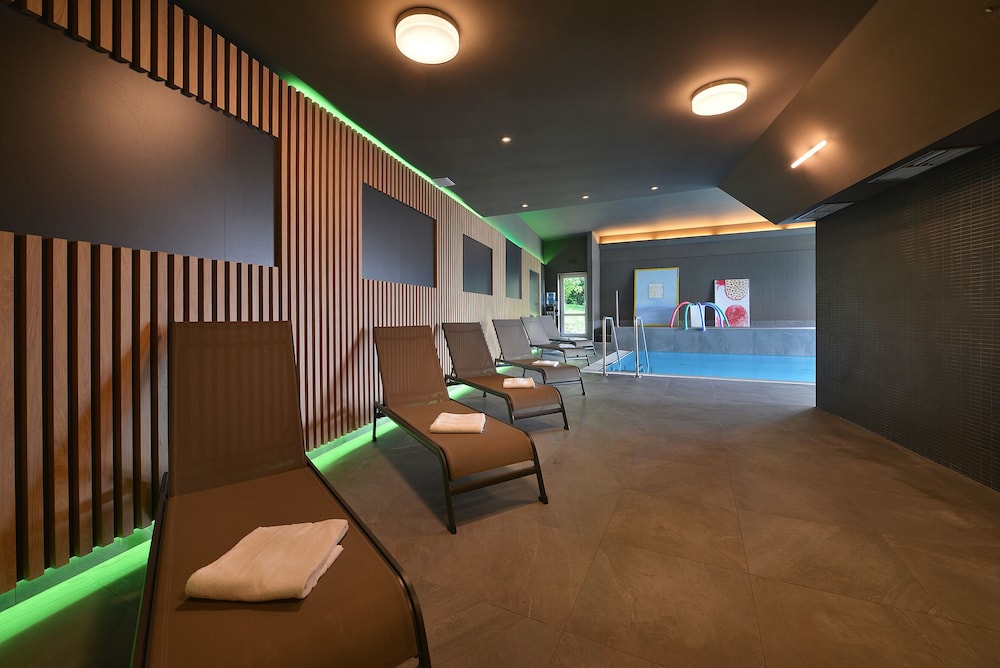 MAXIMILIAN LIFESTYLE RESORT 21/50